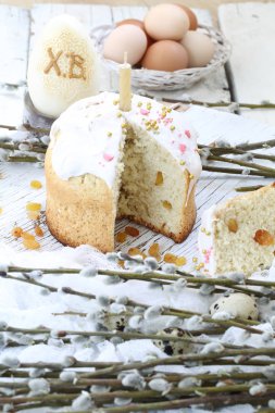 Sır, boyalı yumurta ve ahşap bir sekmede willow ile Paskalya kek