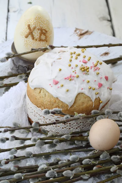 Paskalya kek renkli yumurta ve willow — Stok fotoğraf