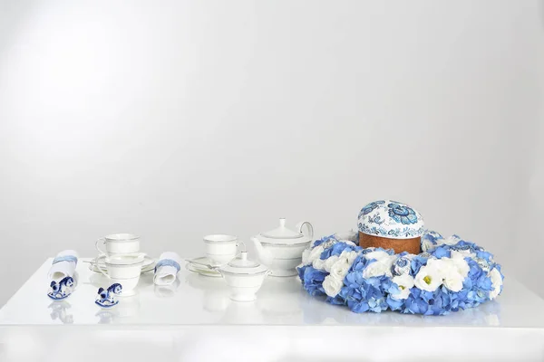 Osterkuchen und ein Tee-Set auf weißem Hintergrund — Stockfoto