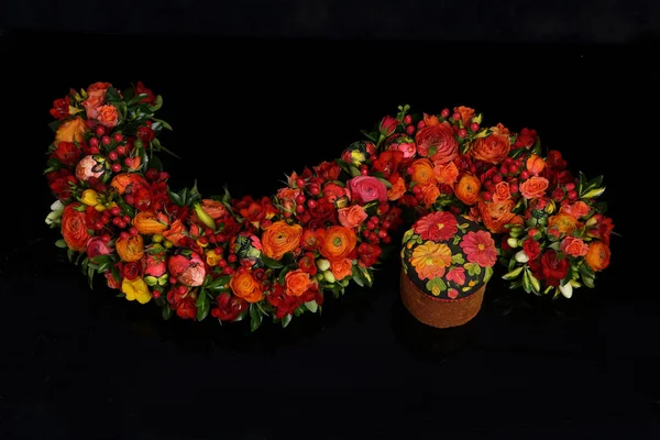 Påsk kaka med florsocker blommor, fondant och färgade ägg på blac — Stockfoto