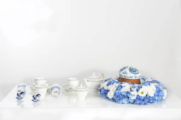 Torta di Pasqua e un set da tè su sfondo bianco — Foto Stock