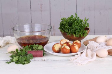 Masanın üzerine soğan deri ile kırmızı yumurta boyalı