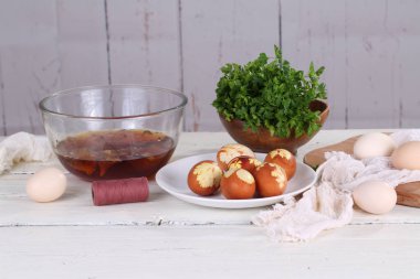 Masanın üzerine soğan deri ile kırmızı yumurta boyalı
