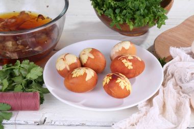 Masanın üzerine soğan deri ile kırmızı yumurta boyalı