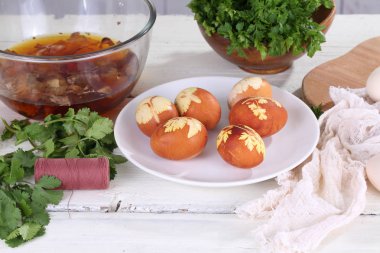 Masanın üzerine soğan deri ile kırmızı yumurta boyalı