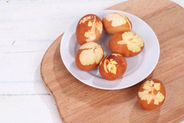 Masanın üzerine soğan deri ile kırmızı yumurta boyalı