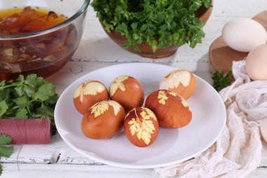 Masanın üzerine soğan deri ile kırmızı yumurta boyalı