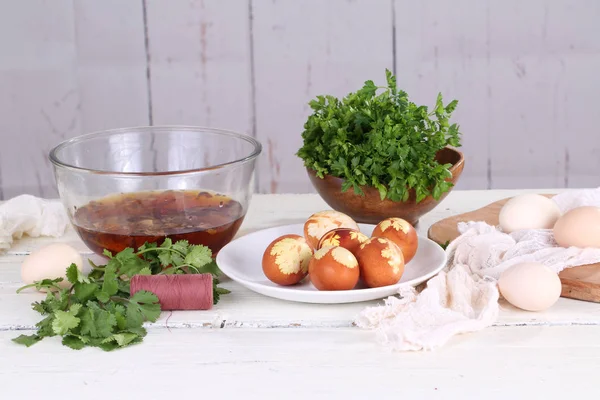 Masanın üzerine soğan deri ile kırmızı yumurta boyalı