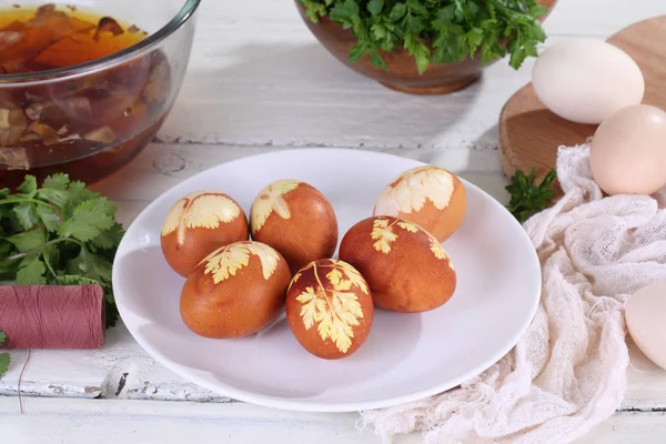 Masanın üzerine soğan deri ile kırmızı yumurta boyalı