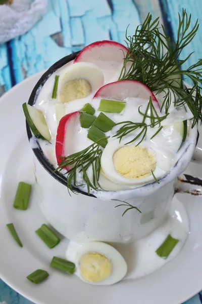 Okroshka-a kefir a kék fa háttér — Stock Fotó