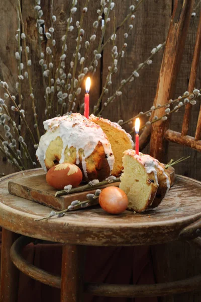 Velikonoční dort zdobený polevou a barevné vejce — Stock fotografie