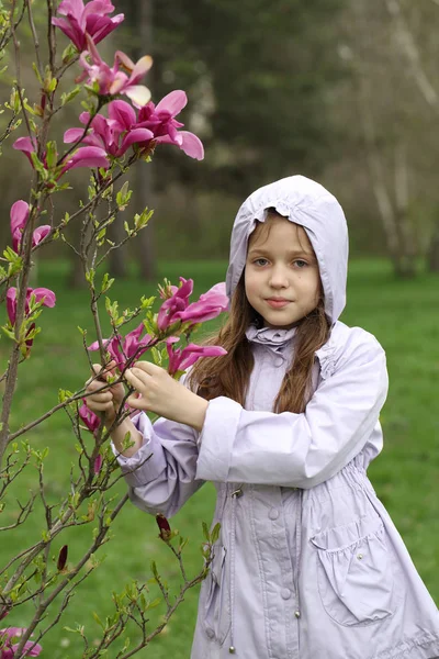 Une fille se tient dans le parc près du tulipe. Magnolia — Photo