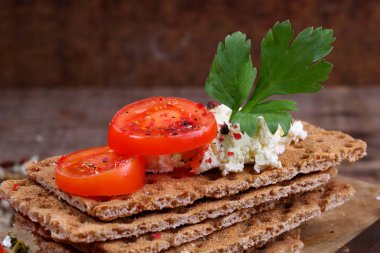 Ekmek peynir ve domates ahşap tablo