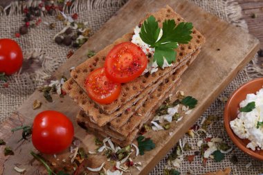 Ekmek peynir ve domates ahşap tablo