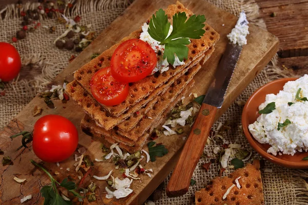 Pan con requesón y tomates cherry sobre mesa de madera — Foto de Stock