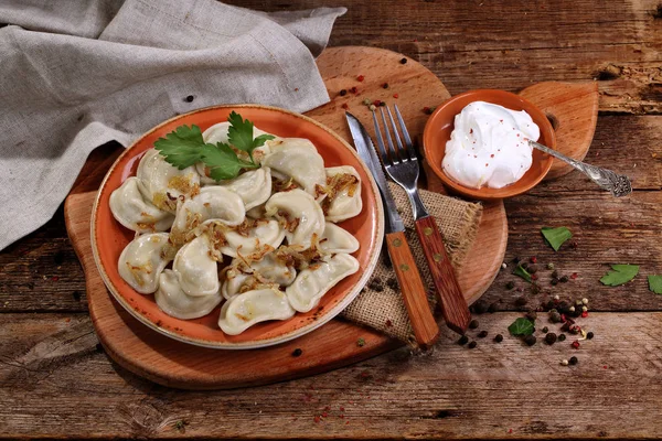 Dumplings med potatis och stekt lök i en keramikskål — Stockfoto