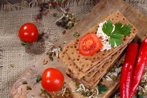 Pan de centeno con requesón y tomates cherry sobre tabla de madera — Foto de Stock