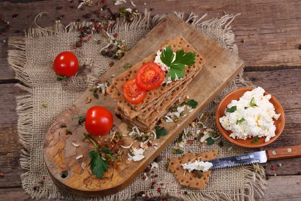 Pan con requesón y tomates cherry sobre mesa de madera — Foto de Stock