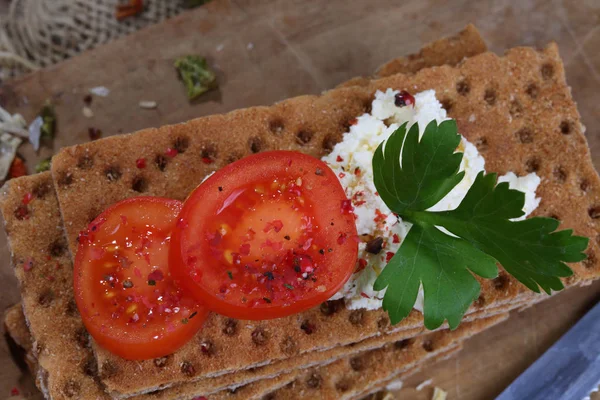 Pan de centeno con requesón y tomates cherry sobre tabla de madera — Foto de Stock