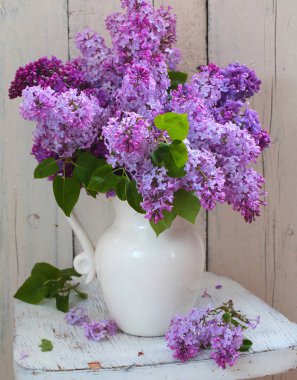 Beyaz seramik vazoda leylak 