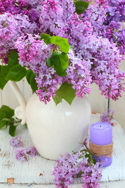 白いセラミック花瓶、装飾的な蝋燭のライラック — ストック写真