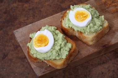 avokado ve haşlanmış yumurta sandviç