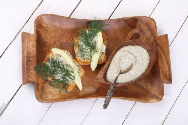 Bruschetta avokado ve fıstık sosu ile 