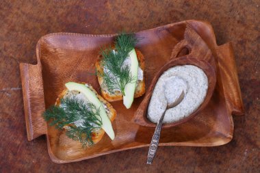 Bruschetta avokado ve fıstık sosu ile 