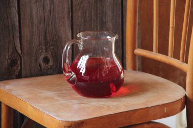 şeffaf bir sürahi içinde--dan Cornel Komposto