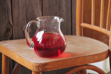 şeffaf bir sürahi içinde--dan Cornel Komposto