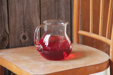 şeffaf bir sürahi içinde--dan Cornel Komposto