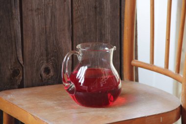 şeffaf bir sürahi içinde--dan Cornel Komposto