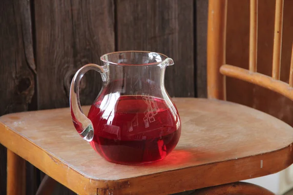 şeffaf bir sürahi içinde--dan Cornel Komposto