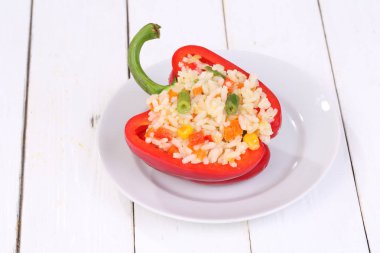 Pirinç ve sebze beyaz zemin üzerine biber dolması
