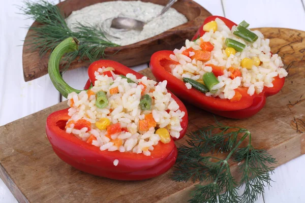 Pimientos rellenos de arroz y verduras sobre fondo blanco — Foto de Stock