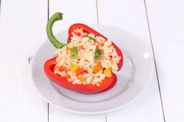 Pimientos rellenos de arroz y verduras sobre fondo blanco — Foto de Stock