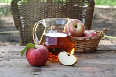 Elma suyu ve elma. Elma suyu şeffaf sürahi ve fre