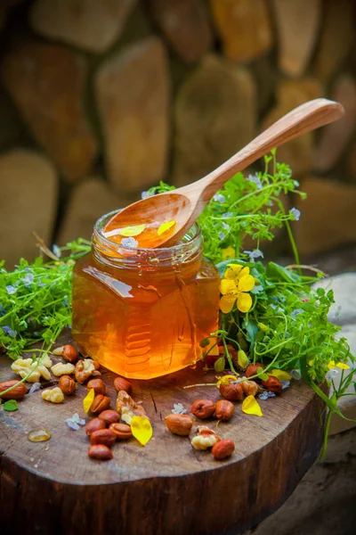Linden honung med en träsked — Stockfoto