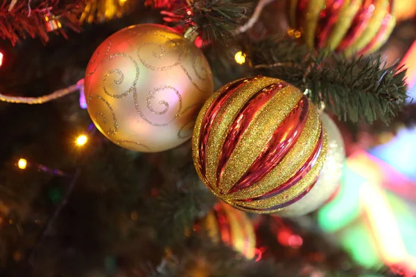 Las esferas brillantes sobre el árbol de Año Nuevo —  Fotos de Stock