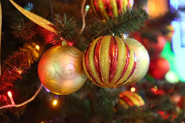 Ragyogó gömb egy újévi fa — Stock Fotó