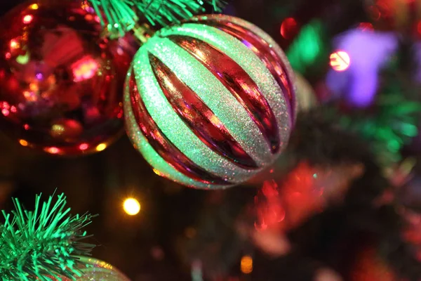 Brillante esfera en un árbol de Año Nuevo —  Fotos de Stock