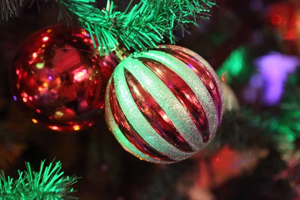 Brillante esfera en un árbol de Año Nuevo —  Fotos de Stock