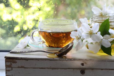 Şeffaf bir Kupası Yasemin çayı