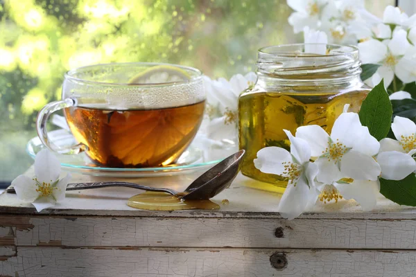 Жасминовый чай с медом — стоковое фото