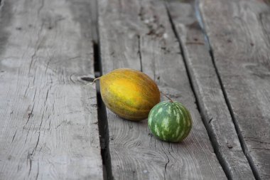 Kavun ve karpuz. Kavun ve karpuz ahşap bir masa üzerinde