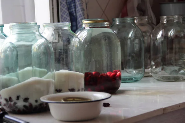 Compote de baies de cornouiller dans un pot clair sur votre bureau, stora — Photo