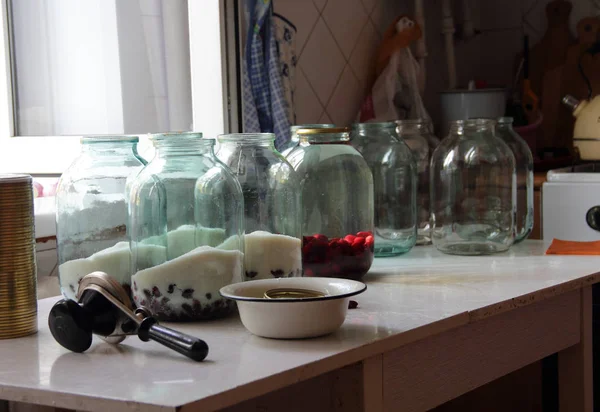 Компот з ягід догвуду в прозорій банці на вашому столі — стокове фото