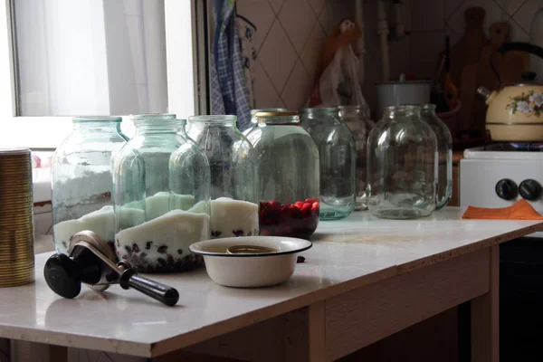 The process of harvesting the winter compote of dogwood — Stock Photo, Image