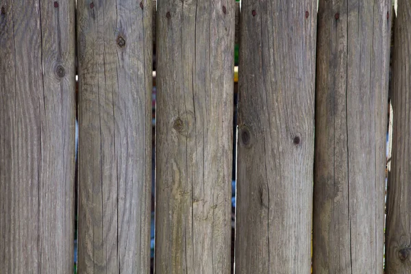 Recinzione in legno di tronchi affilati — Foto Stock