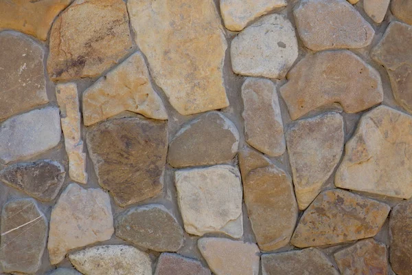 Een fragment van een muur, versierd met wild steen — Stockfoto